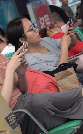粉衣美足眼镜美女