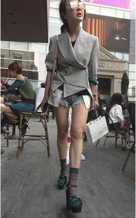 墨镜裸腿小姐姐