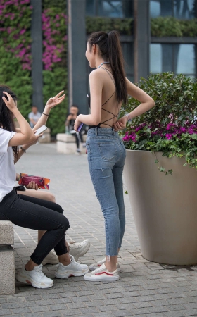 牛仔裤青春靓丽