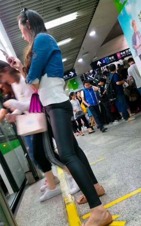 丝滑紧身黑裤苗条身材小美女