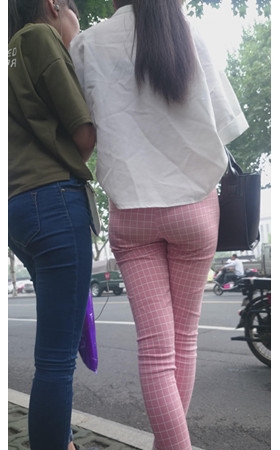 等公交的粉裤妹子