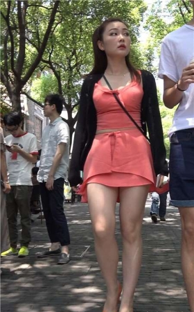 4K-丰满性感连衣裙街拍美腿高颜值女神姐姐 [533 MB]