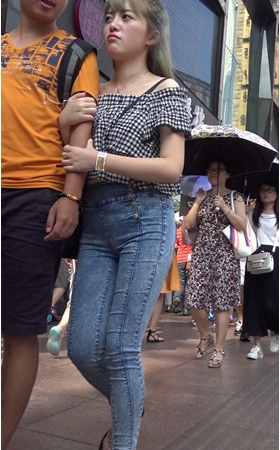紧身牛仔裤妹子