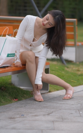白裙女孩