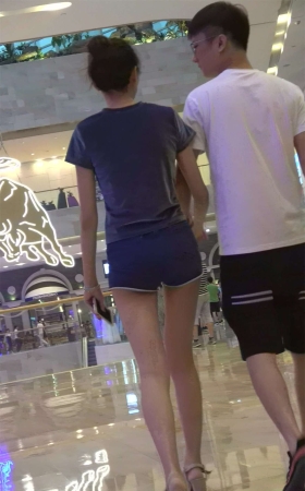 高腰牛仔热裤苗条身材美女