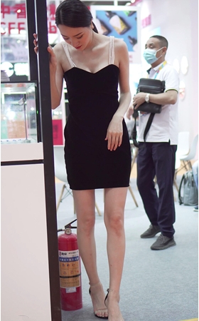 吊带黑裙美女