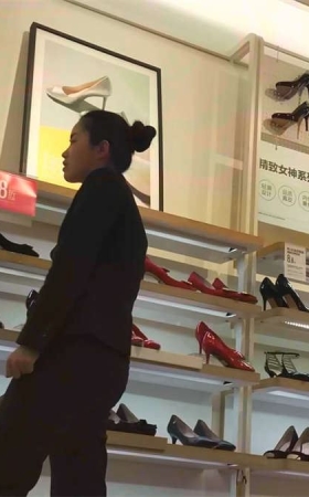 鞋店短丝试鞋美女