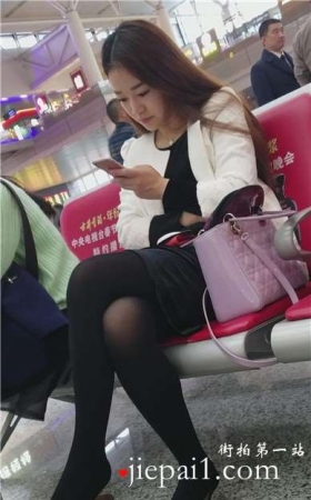 4k-高铁站候车室拍摄黑丝长腿性感漂亮女神MM