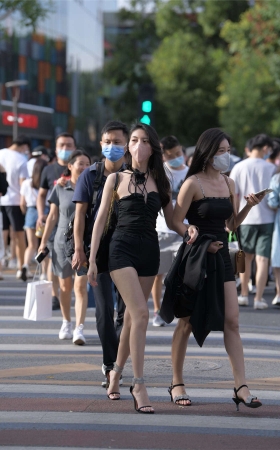 热裤高跟长腿美女