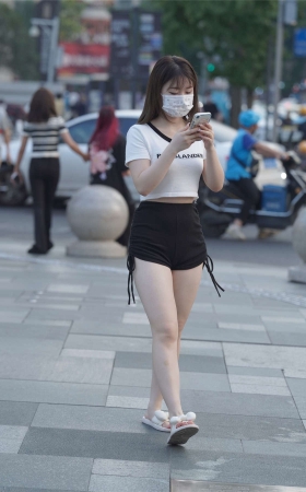 黑色热裤