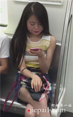 地铁拍摄长发短裙甜美MM