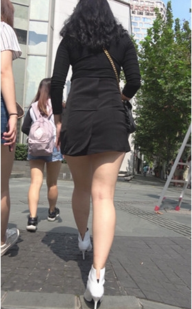 白色高跟黑短裙妹子