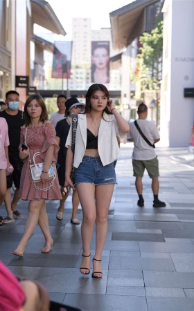 白色西装外套