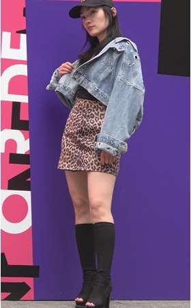 戴着鸭舌帽的豹纹裙美女
