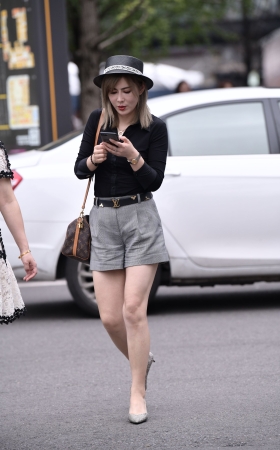 短裤美女