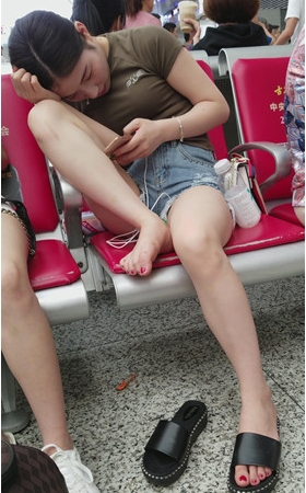 玩手机的美腿小妹