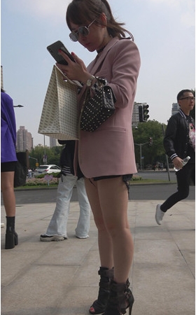 戴着墨镜的高跟小姐姐