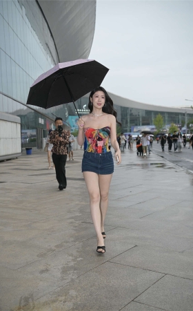 雨后牛仔短裤