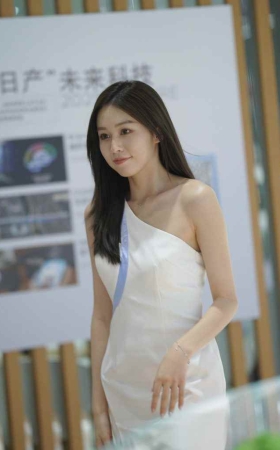 迷人白色套装裙 [69P1V-0.97GB]