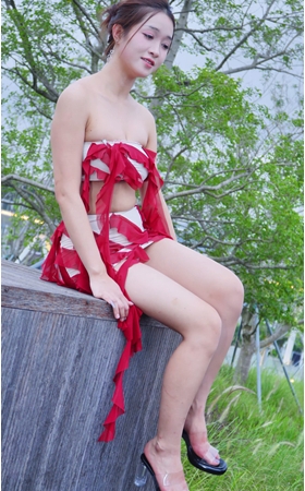 性感的抹胸白皙美女