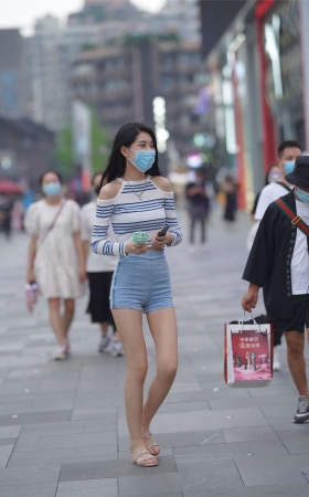 气质热裤长腿小姐姐