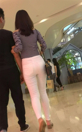 好身材条纹T恤衫街拍紧身白裤美女