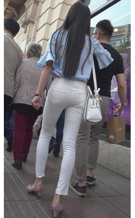长发白裤小姐姐