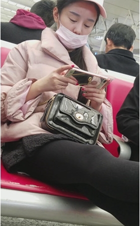 粉衣口罩妹子