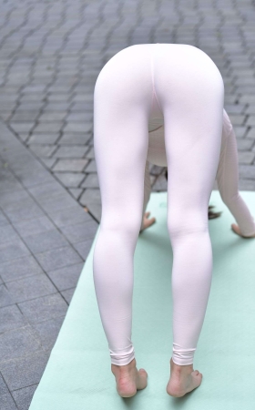 852粉色瑜伽裤美女（无水印精品）
