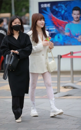 四九城嘎子街拍作品 - 白色蕾丝袜小美女