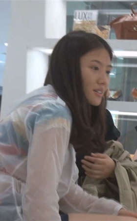 完美的裸足高跟鞋美女