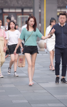 热裤美女
