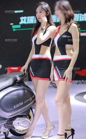 超短超紧包臀裙美女 [21P]
