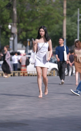 高跟长腿白裙美女