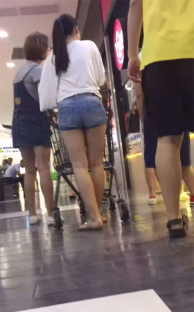 白T恤牛仔热裤丰臀美臀少妇