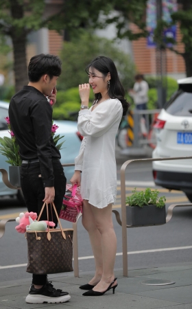 白色连衣裙美女