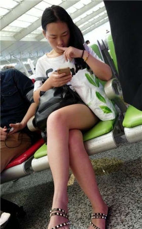 4k-白T恤热裤凉拖街拍美女美腿
