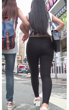黑色紧身裤露腰美女