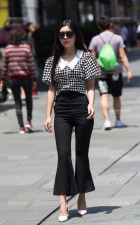 在录视频的美女 [14P]