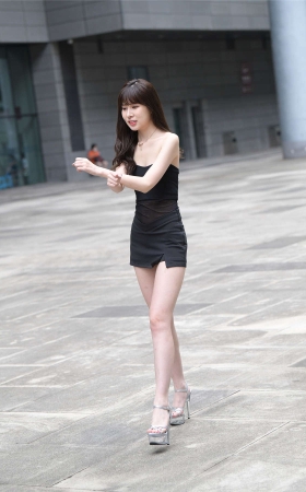 黑色短裙清纯妹妹