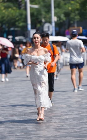 漂亮的白色长裙美女