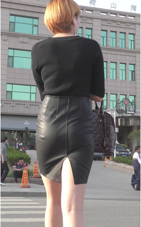 短发皮裤妹子