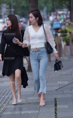 逛街的美女 [14P]
