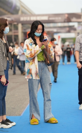 银色皮裙美腿