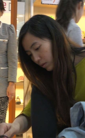 长发女孩脱袜试鞋，黑白两款举棋不定