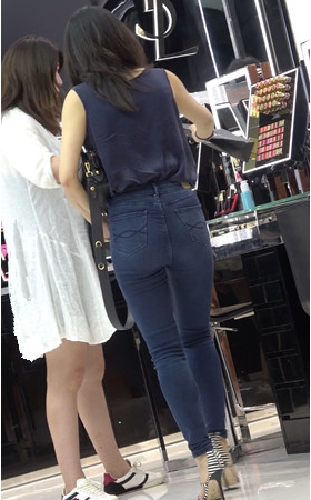 商场里的牛仔裤美女