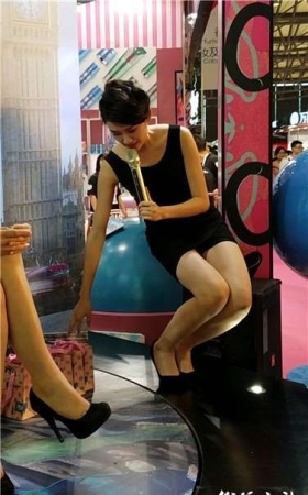4k超清，街拍长腿高跟包臀裙性感美女主持