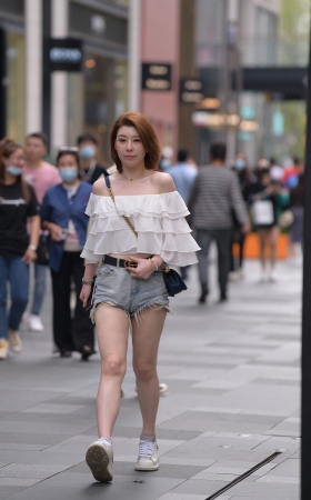 牛仔热裤妹子