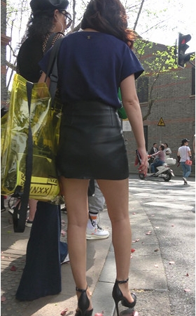 高腰皮裙小姐姐