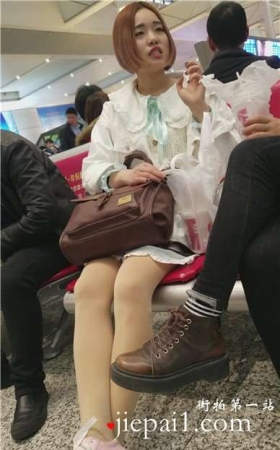 4k-高铁站候车室拍摄短发肉丝美腿帆布鞋美女